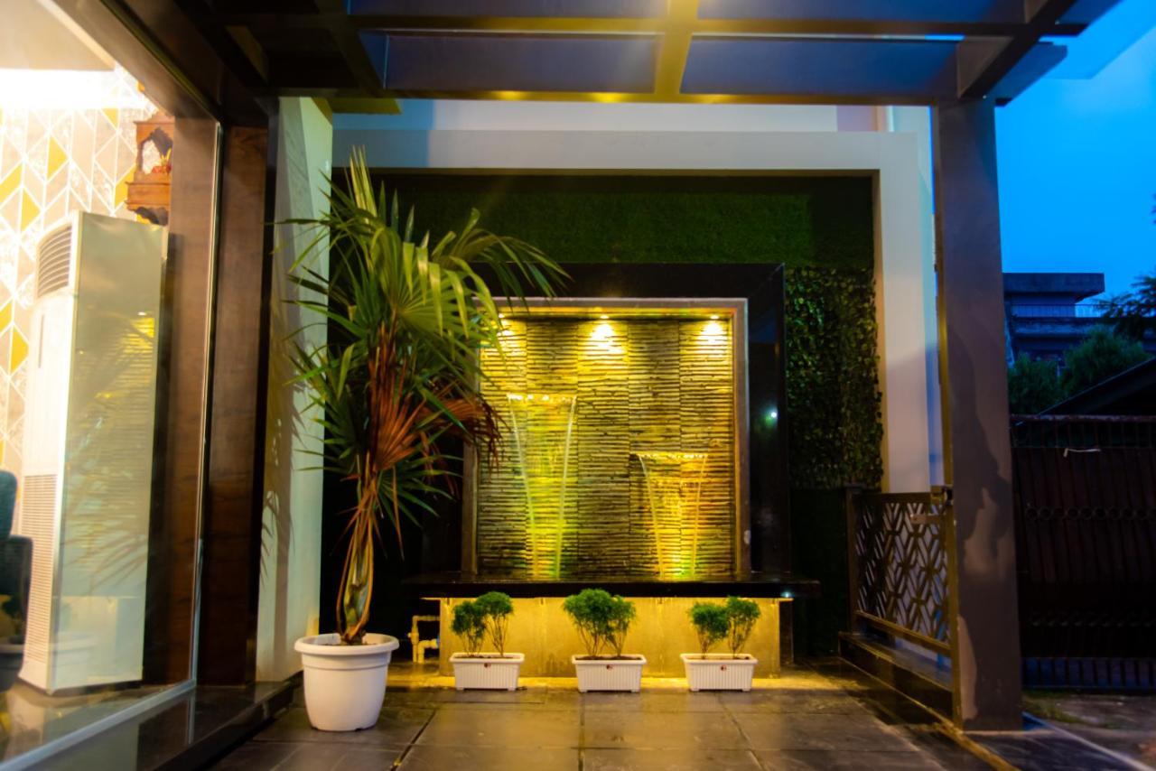 Hotel Royal Livin Varanasi Exterior photo